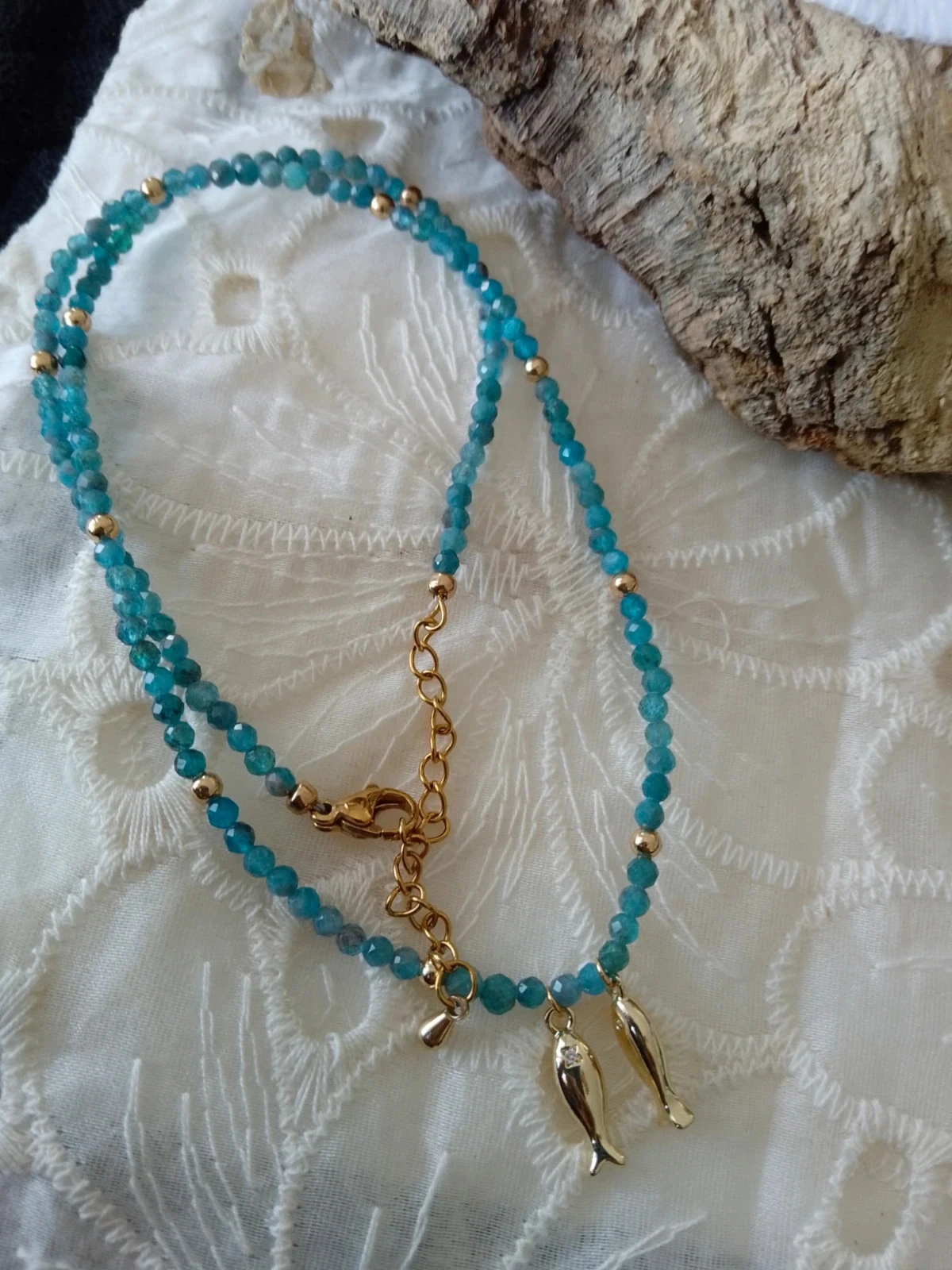 Collier pierres naturelles d'apatite bleu intense et 2 poissons dorés en acier inoxydable – photo 2